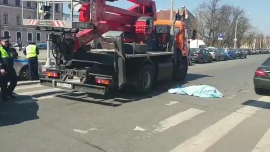 В Петербурге КамАз насмерть сбил девушку на самокате