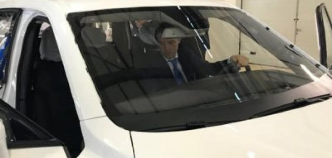 Глава Минпромторга посмотрел и показал внедорожник Aurus Komendant