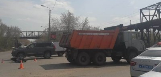 Водитель мопеда погиб в ДТП с КамАЗом в Омске