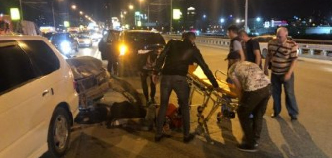 В Новосибирске молодого мужчину раздавило машинами