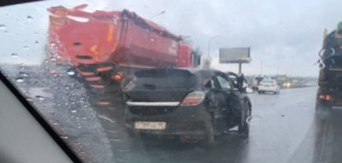 На трассе «Кола» грузовик насмерть сбил женщину