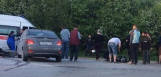 Мотоциклист с пассажиркой пострадали в ДТП в Ленобласти