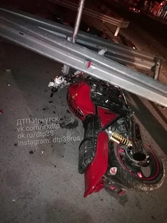 В Иркутске мотоциклист погиб, врезавшись в ограждение