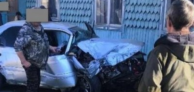 В Бурятии водитель врезался в дом и погиб
