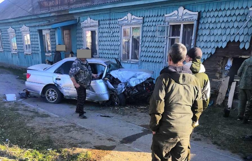 В Бурятии водитель врезался в дом и погиб