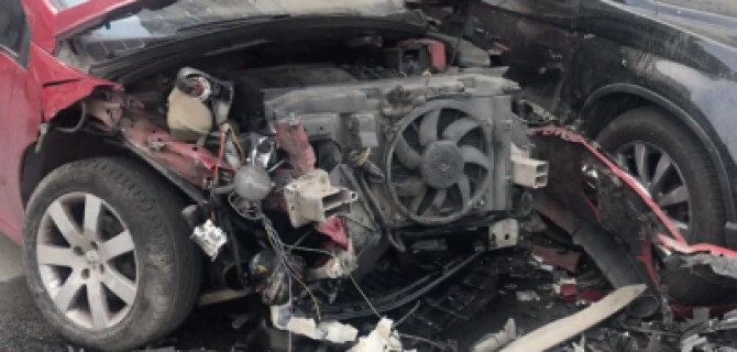 В Петербурге Audi протаранила сразу несколько припаркованных легковушек - машины в хлам
