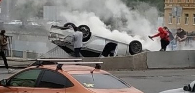 В Петербурге на Обводном опрокинулся автомобиль