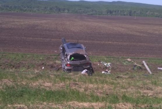 Три человека пострадали при опрокидывании автомобиля в Башкирии
