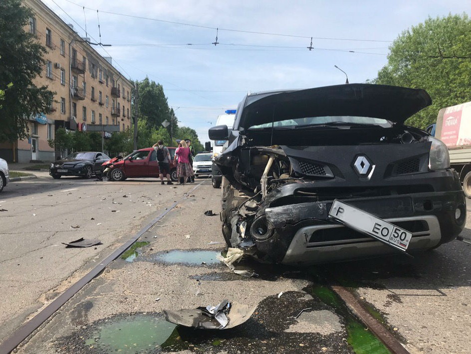 В Твери столкнулись три автомобиля