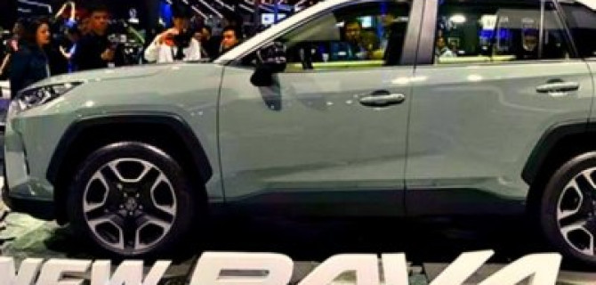 Обновлённая Toyota RAV4 появится на рынке осенью