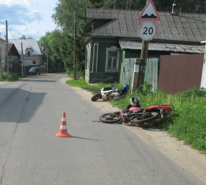 Четыре человека получили травмы в ДТП с мотоциклом в Ярославской области 