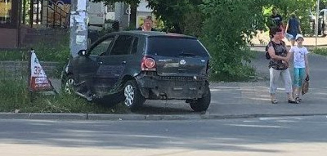 В Смоленске легковушка после ДТП вылетела на тротуар