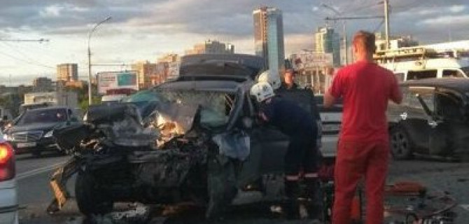 Четыре человека пострадали в массовом ДТП в Новосибирске