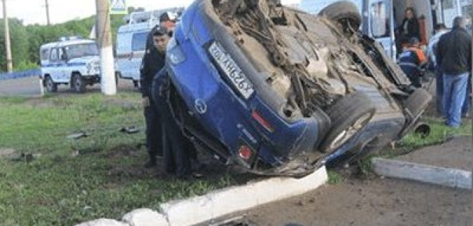 Четыре человека пострадали в опрокинувшейся машине в Башкирии