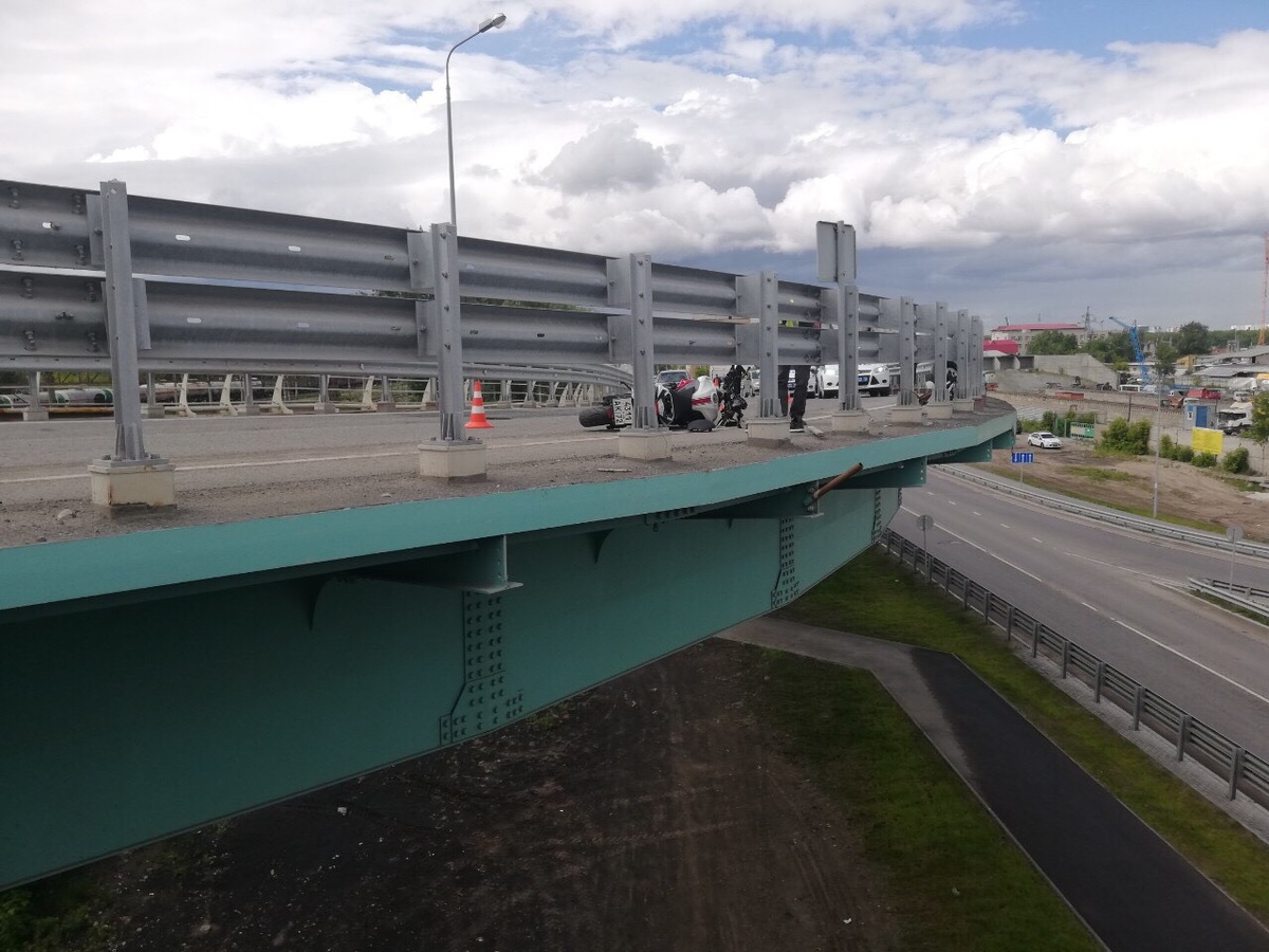 В Тюмени мотоциклист погиб, упав с путепровода (3)