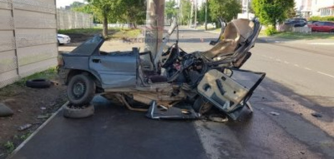 В Красноярске машина врезалась в столб – погибли два студента