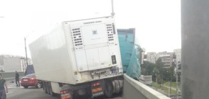 В Петербурге фура в результате ДТП повисла над железной дорогой - есть погибшие