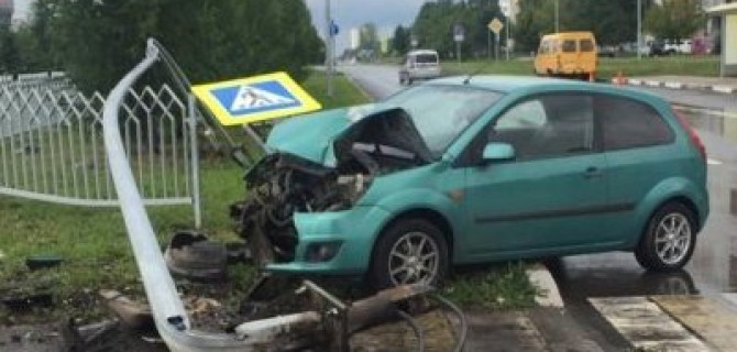 В Набережных Челнах иномарка врезалась в столб – пострадал ребенок