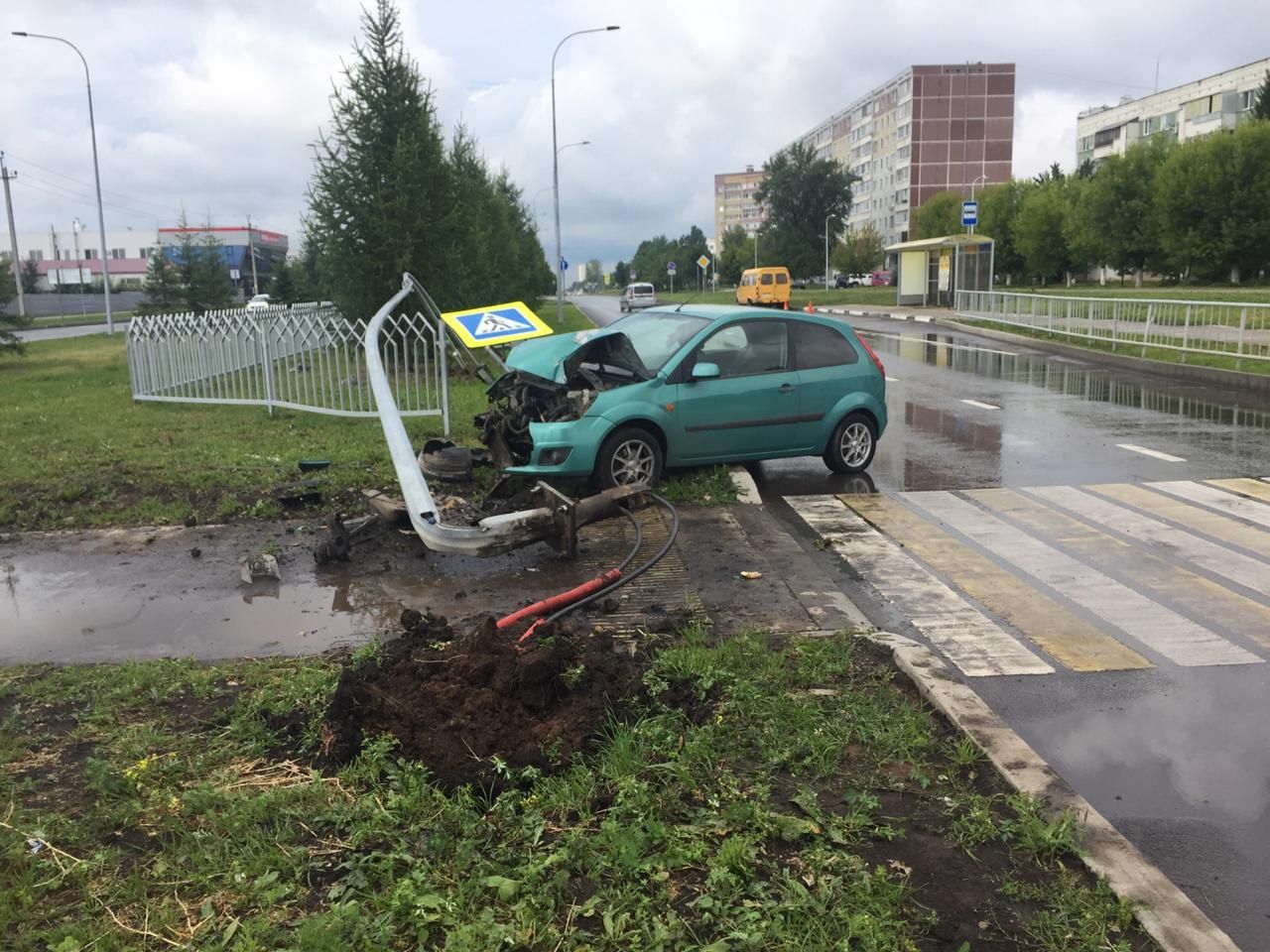 В Набережных Челнах иномарка врезалась в столб – пострадал ребенок (1)