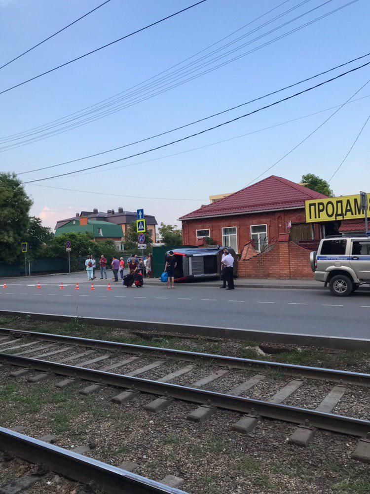 В Краснодаре иномарка насмерть сбила женщину на тротуаре
