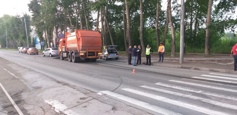 В Новосибирске мусоровоз сбил двух девушек на переходе – одна погибла