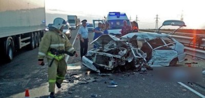 В ДТП с грузовиком на трассе «Таврида» погиб человек