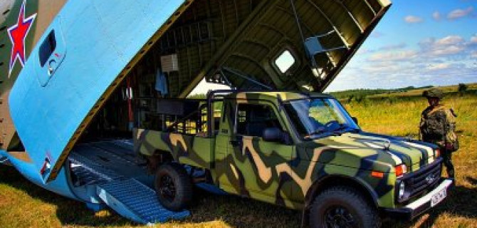 Lada примерила голубой берет