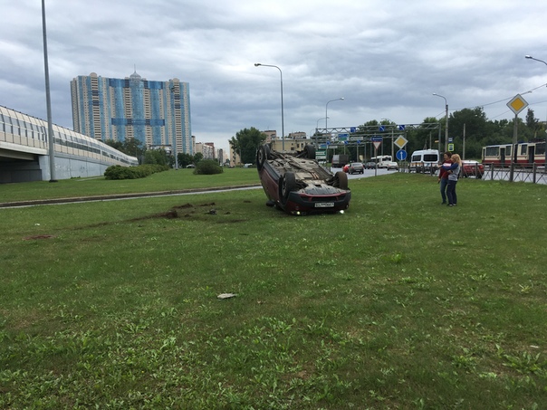 На съезде с КАД опрокинулся автомобиль (2)
