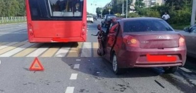 В Казани автобус проехал на красный и врезался в иномарку