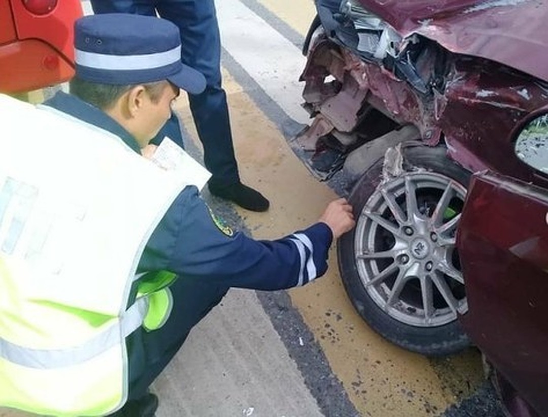 В Казани автобус проехал на красный и врезался в иномарку (2)