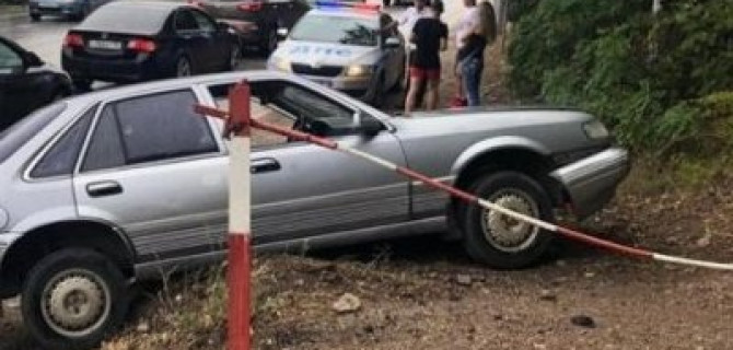 В Ялте автомобиль сбил девочку на тротуаре