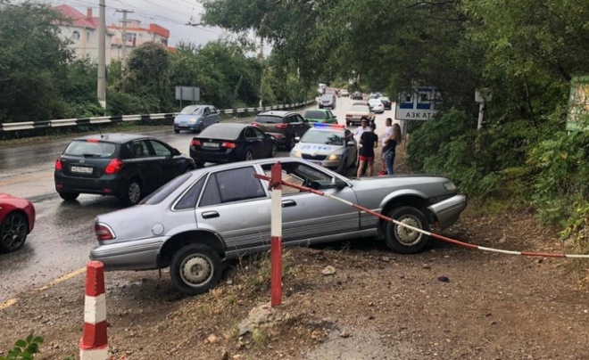 В Ялте автомобиль сбил девочку на тротуаре