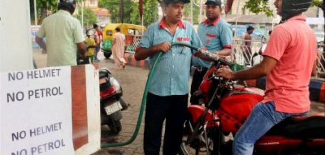 «Нет шлема — нет бензина»: как в Индии наказывают нарушителей ПДД
