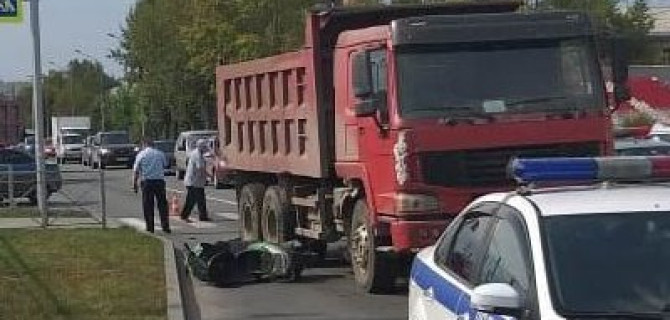Грузовик насмерть сбил водителя мопеда в Новосибирске