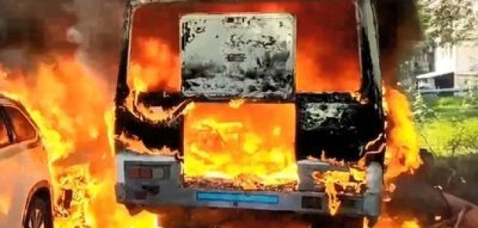 В Нижнем Новгороде сгорел катафалк, покойник чудом не пострадал