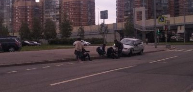 В Петербурге ВАЗ сбил двух пешеходов на тротуаре