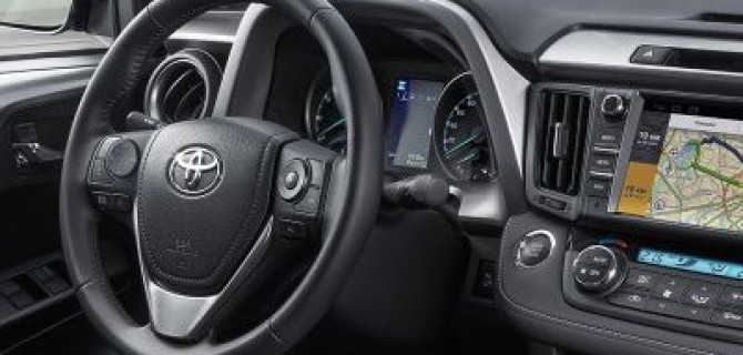 Toyota RAV4 в России немного подешевела