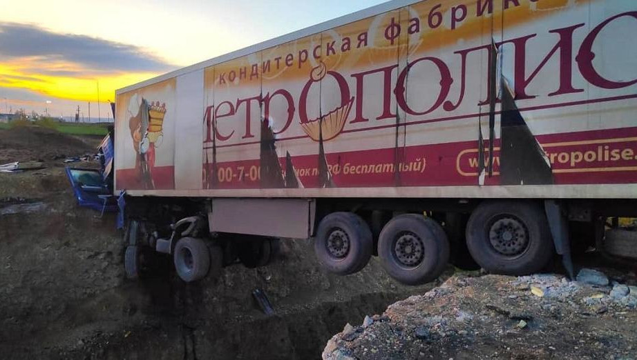 В Татарстане фура зависла над ямой – водитель погиб (1)