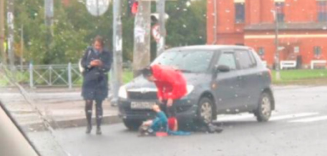 В Петербурге на переходе сбили девочку