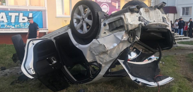 В Ангарске иномарка сбила пешеходов и опрокинулась – погибла девушка