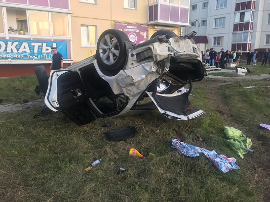 В Ангарске иномарка сбила пешеходов и опрокинулась – погибла девушка
