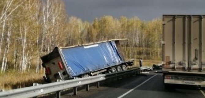 Водитель грузовика погиб в ДТП в Тюменской области