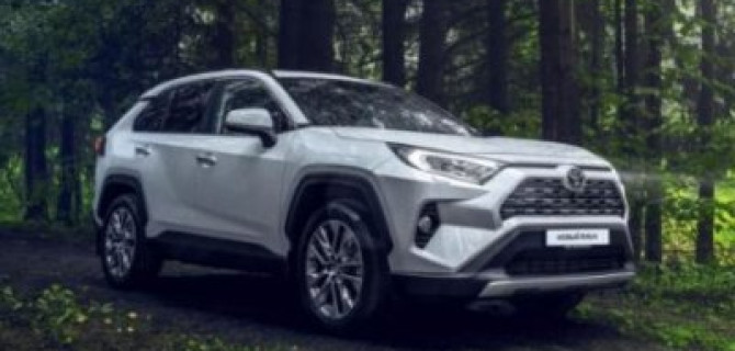 Названы российские комплектации и цены новой Toyota RAV4