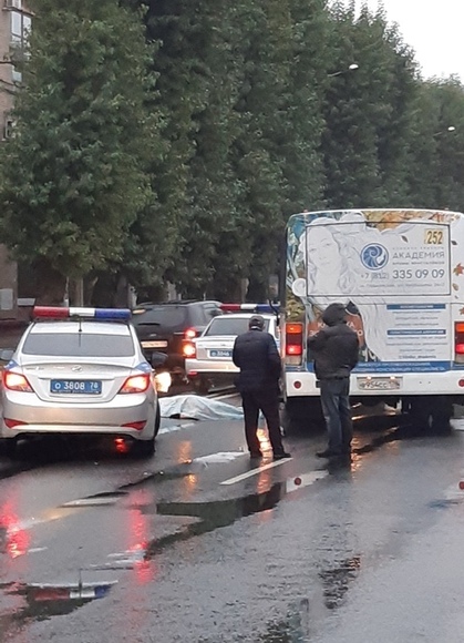 В Петербурге маршрутка насмерть сбила женщину