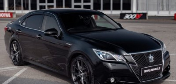 Седан Toyota Crown получил новое исполнение