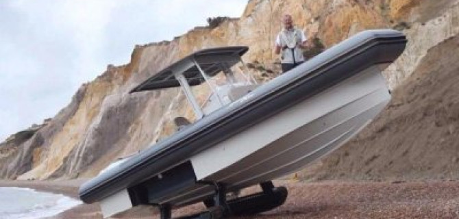 В Великобритании создали катер-амфибию