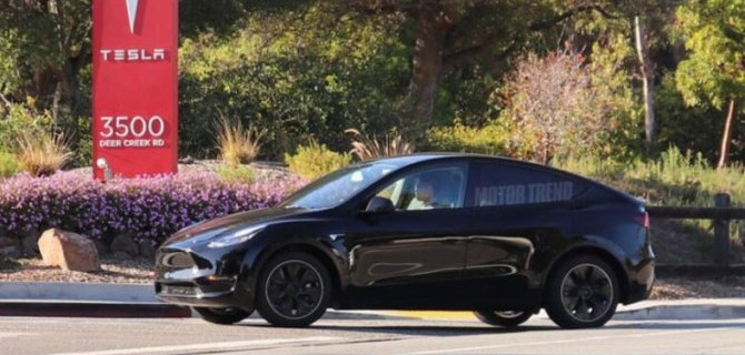 В интернете появились фотографии нового кроссовера Tesla