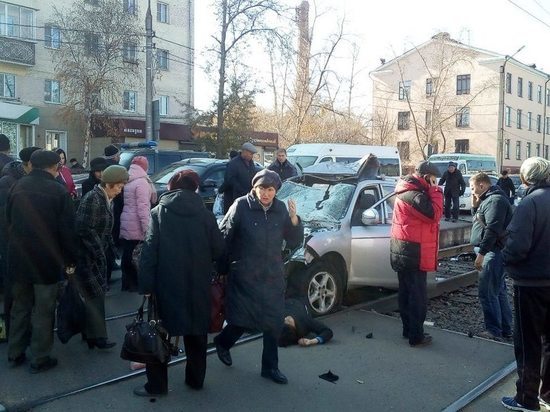 В Улан-Удэ машина врезалась в остановку – погибли люди (1)