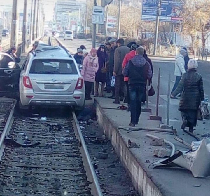 В Улан-Удэ машина врезалась в остановку – погибли люди (2)