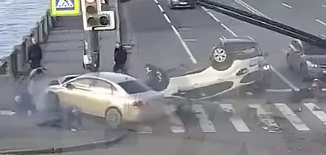 В Петербурге два автомобиля столкнулись и вылетели на пешеходный переход. Людей разметало, но чудом никто не погиб.